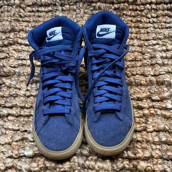 Kids Nike blue suede hightops. - Picture 2 of 6